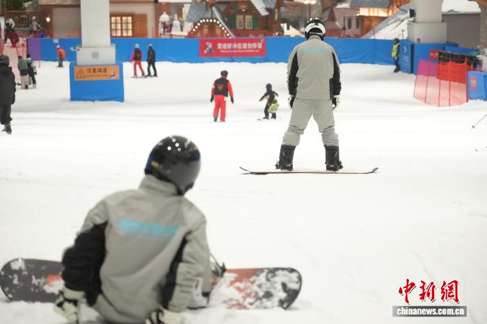 世界最大の屋內(nèi)スキー場が開業(yè)1周年、累計來場者數(shù)は100萬人超に　上海市
