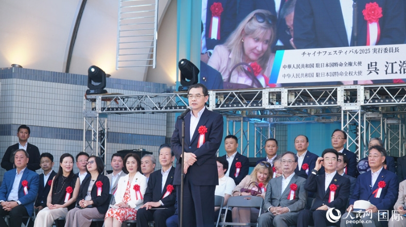 挨拶する?yún)医岂v日大使（撮影?蔣暁辰）。