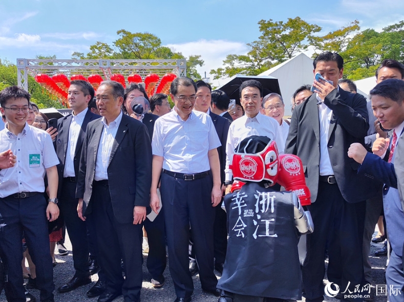 格闘ロボットのパフォーマンスを見(jiàn)學(xué)するゲストたち（撮影?蔣暁辰）。