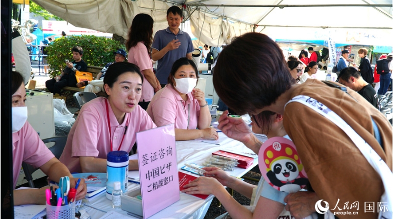 チャイナフェスティバル會(huì)場(chǎng)に設(shè)置された「一日領(lǐng)事部」（撮影?蔣暁辰）。