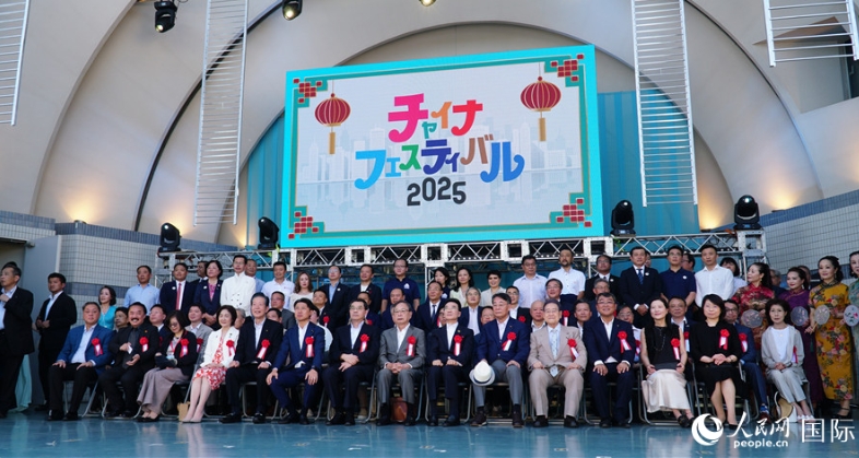 記念寫(xiě)真を撮影するゲストたち（撮影?蔣暁辰）。