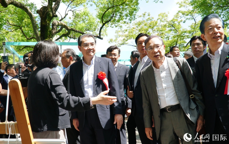 ゲストたちと會(huì)場(chǎng)を見(jiàn)學(xué)する?yún)医岂v日大使（撮影?蔣暁辰）。