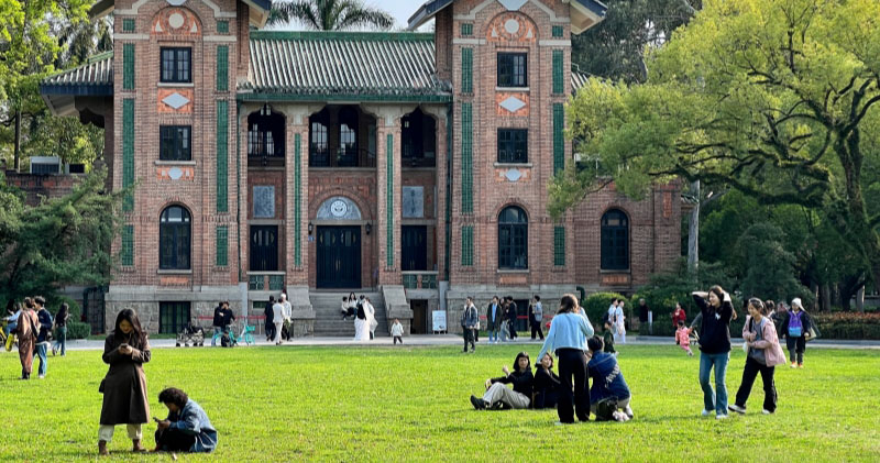 作者：koba　撮影場所：広州市これまで友人を訪ねて、數(shù)々の學校を訪れてきたが、中でも私が1年間語學留學をした広州市の中山大學は本當に趣があって、素敵な學校だ。當時はキャンパス內(nèi)の留學生寮に住んでいたので、キャンパス內(nèi)は思い出でたくさん。この日も歩きながら、いろいろな思い出が蘇ってきた。