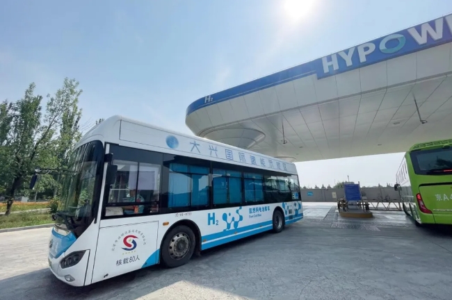 水素ステーションを出発する?水素燃料電池バス（撮影?尹星雲(yún)）。