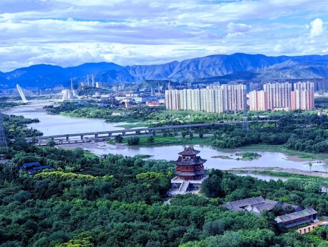 豊かな緑が広がる永定河の両岸（寫真提供?北京市豊臺區(qū)融合メディアセンター）。