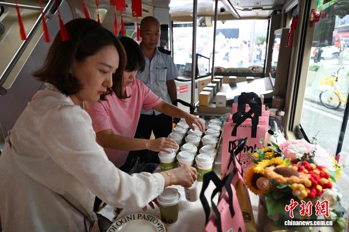 教員と學(xué)生のために軽食や飲み物を用意する「ティーブレイクバス」のスタッフ（撮影?張浪）。