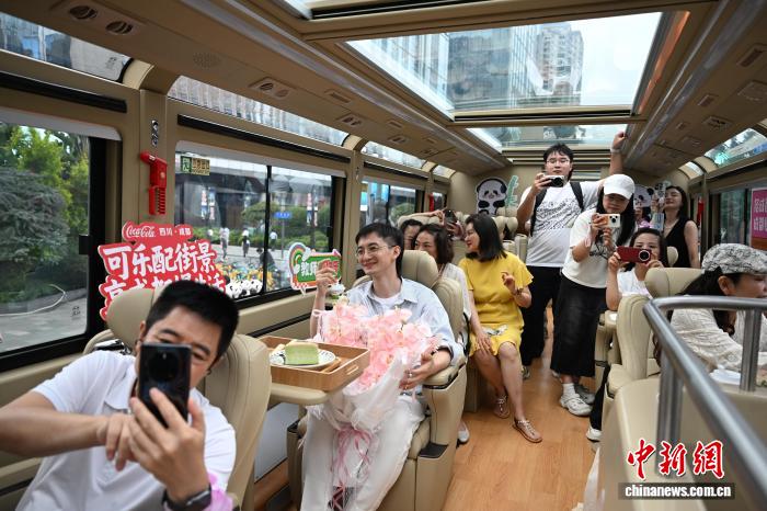 「ティーブレイクバス」に乗って「教師の日」を祝おう！　四川省成都