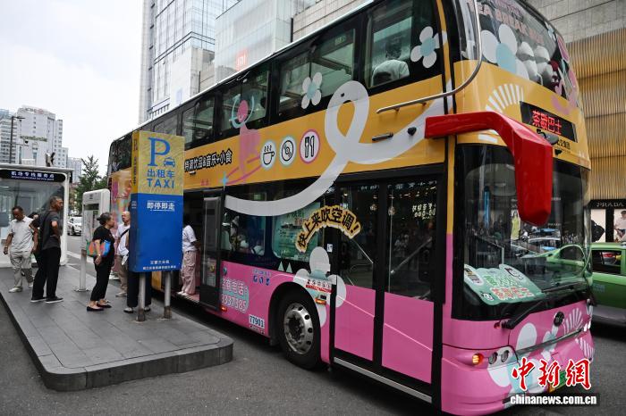 「ティーブレイクバス」に乗って「教師の日」を祝おう！　四川省成都