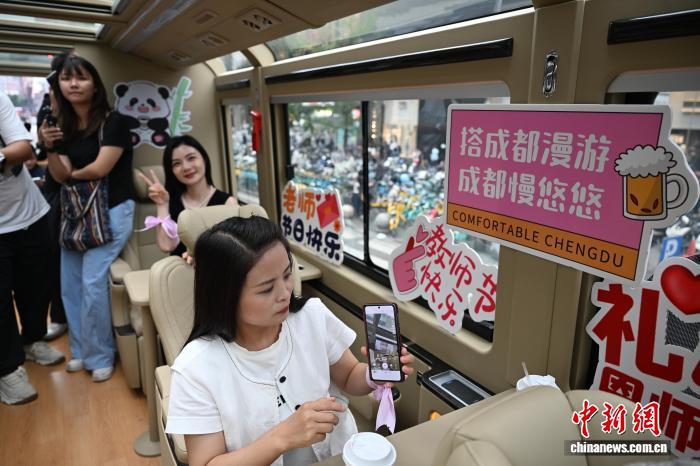 「ティーブレイクバス」に乗って「教師の日」を祝おう！　四川省成都