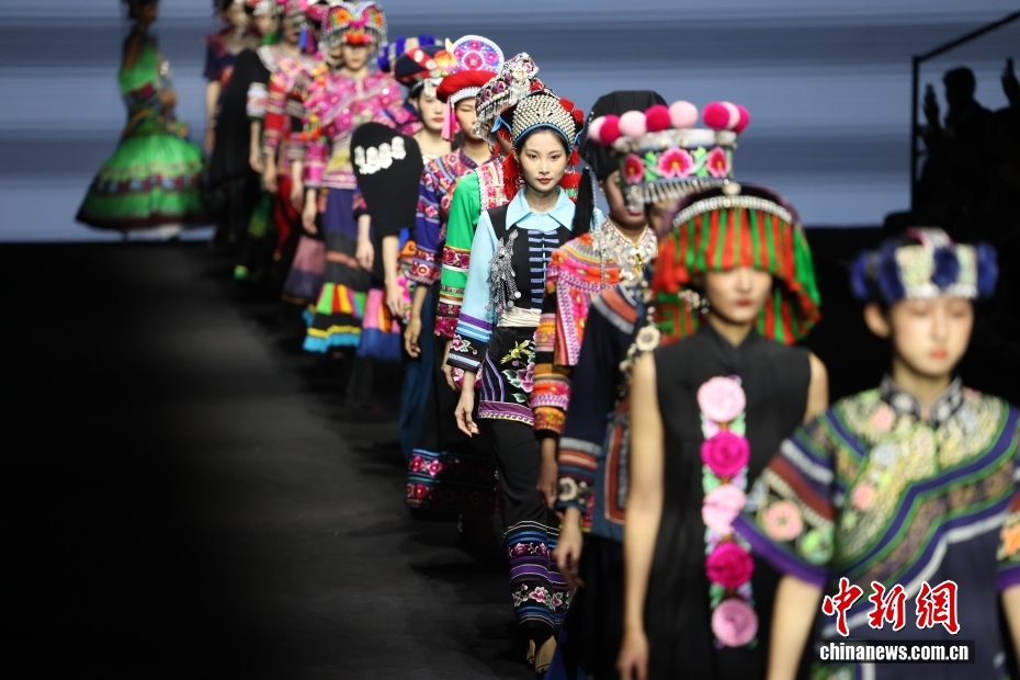 彝族刺繍が施された衣裝を披露するファッションモデル（撮影?蔣啓明）。