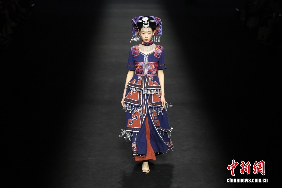 楚雄の彝族刺繍が中國(guó)國(guó)際ファッションウィークに登場(chǎng)　北京市