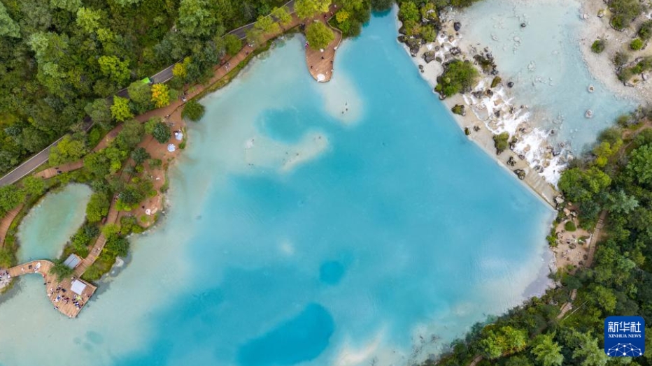 澄み渡る青が美しい藍月谷　雲南省麗江