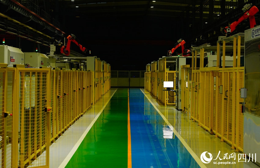 夜間に、整然と並んだキャビネットで作業(yè)を続けるロボットアーム（撮影?王波）。