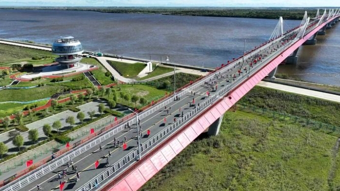 9月6日、多くのランナーが走る黒河-ブラゴヴェシチェンスク大橋