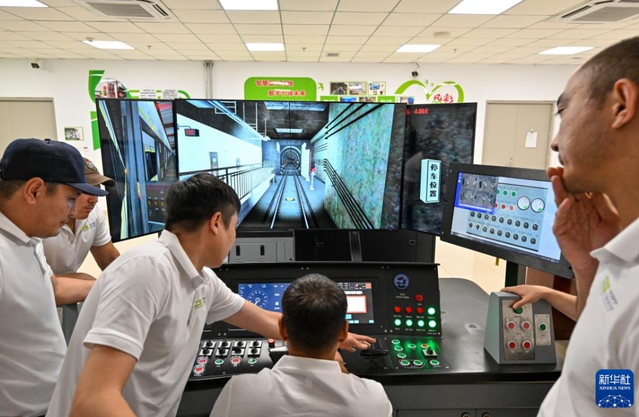 中央アジア初のライトレール運転士実技訓練が終了　天津