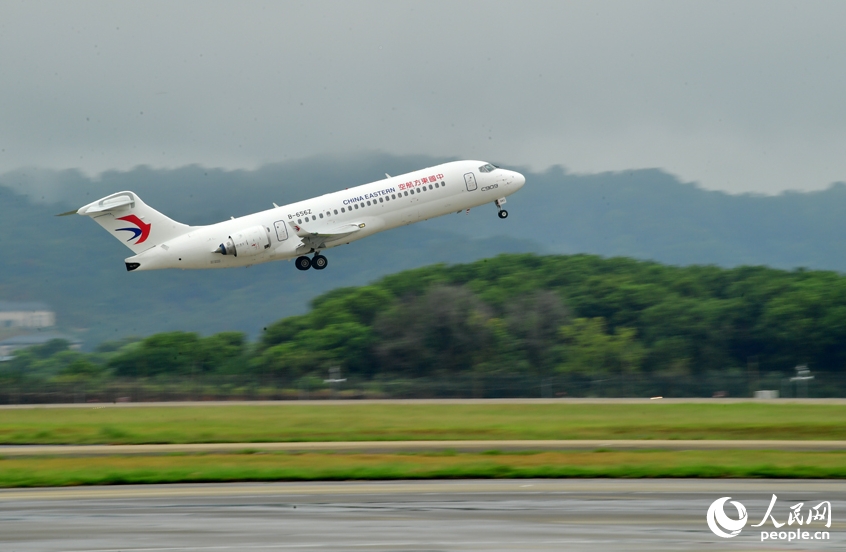 澳門に向けて南昌昌北國際空港を離陸するC909型機(jī)（撮影?時(shí)雨）。