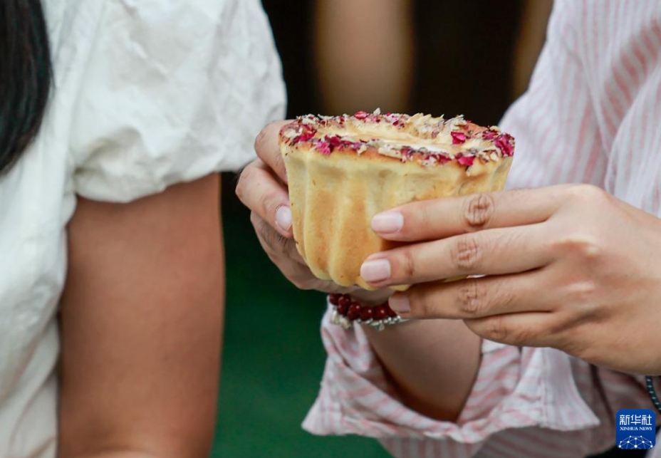 烏魯木斉大バザールの歩行者天國で観光客が購入したナンコーヒー（7月23日撮影?王菲）。