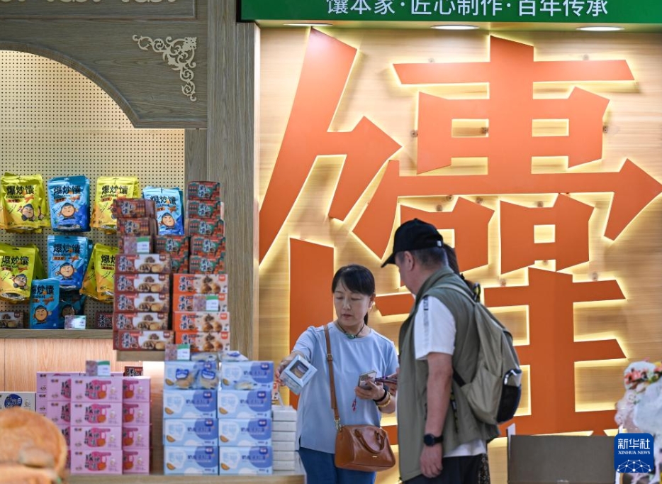 烏魯木斉大バザールの歩行者天國にある文化クリエイティブグッズ店に並ぶナンをテーマにしたグッズ（8月21日撮影?王菲）。