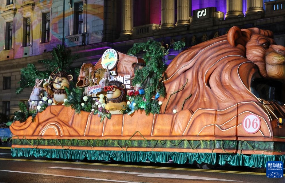 黃浦江畔で観光フェスティバルのパレード　上海市