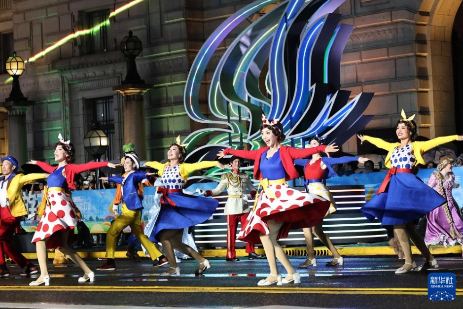 黃浦江畔で観光フェスティバルのパレード　上海市