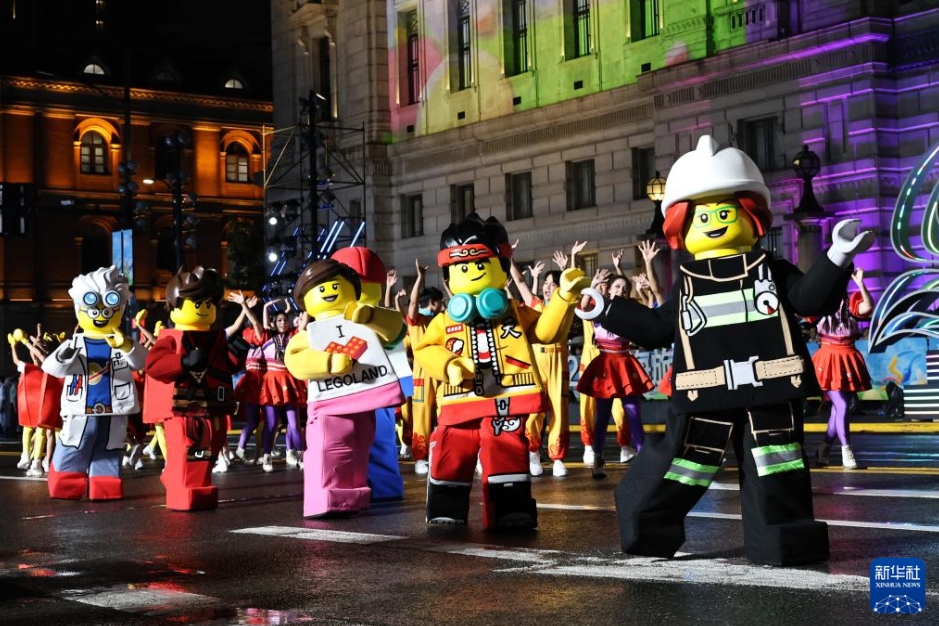 黃浦江畔で観光フェスティバルのパレード　上海市