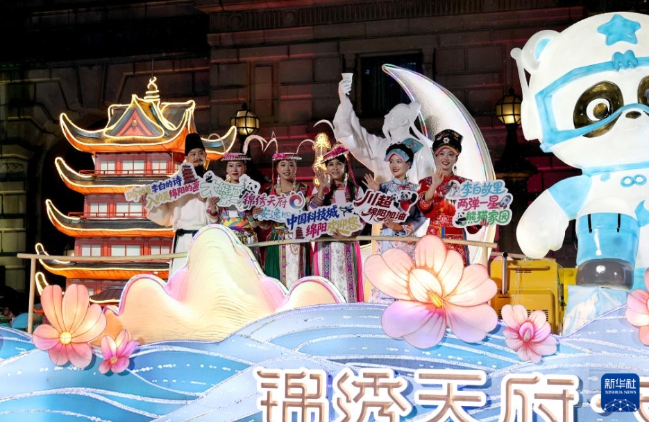 黃浦江畔で観光フェスティバルのパレード　上海市