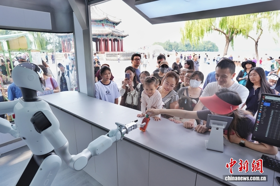 北京市の有名観光スポット頤和園の売店にロボット店員が登場！