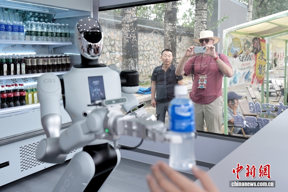 北京市の有名観光スポット頤和園の売店にロボット店員が登場！