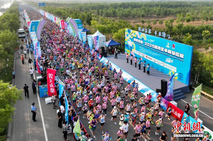 広大な稲田をランナー6千人が駆け抜けるハーフマラソン開(kāi)催　天津市