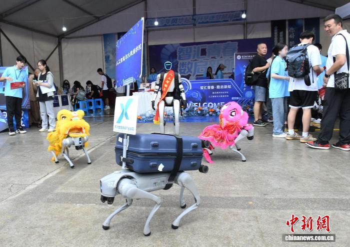 新學(xué)期の大學(xué)でロボットやロボット犬が「運(yùn)送作業(yè)員」として活躍　重慶