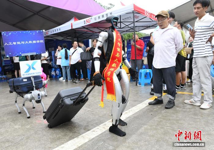 新學(xué)期の大學(xué)でロボットやロボット犬が「運(yùn)送作業(yè)員」として活躍　重慶
