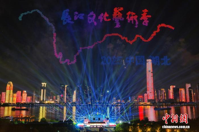 長(zhǎng)江の美しさを表現(xiàn)するドローンショー（ドローンによる撮影?周星亮）。