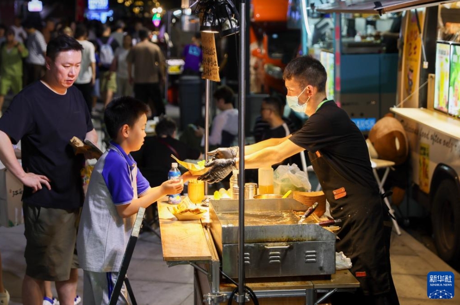 「春申美好生活シーズン」シリーズイベントのひとつ「江南グルメフェスティバル」で、グルメを買い求める來場(chǎng)者（9月14日撮影?王翔）。