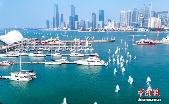 海上を進(jìn)むヨット（ドローンによる撮影?張進(jìn)剛）。