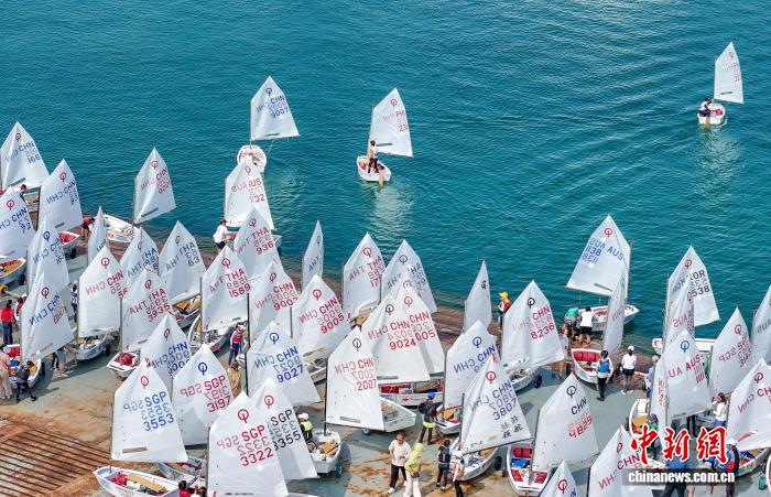 各國の若者がヨットレースに參加　山東省青島