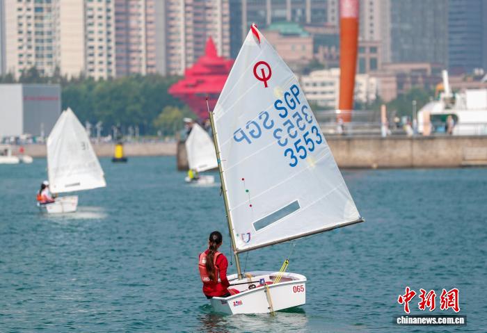 各國の若者がヨットレースに參加　山東省青島