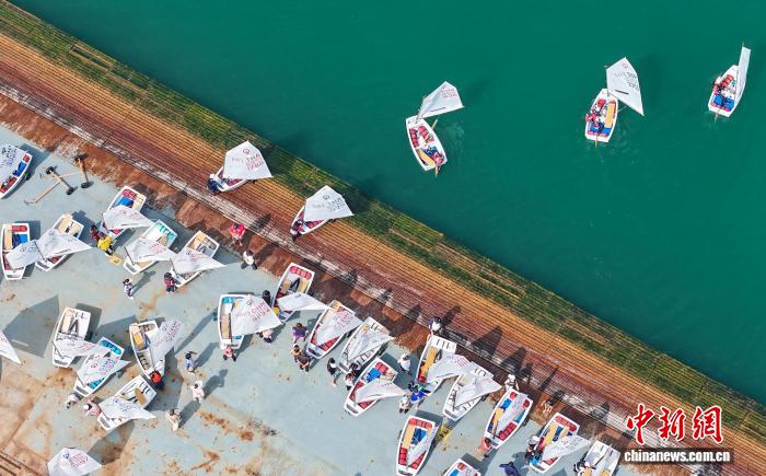 各國の若者がヨットレースに參加　山東省青島