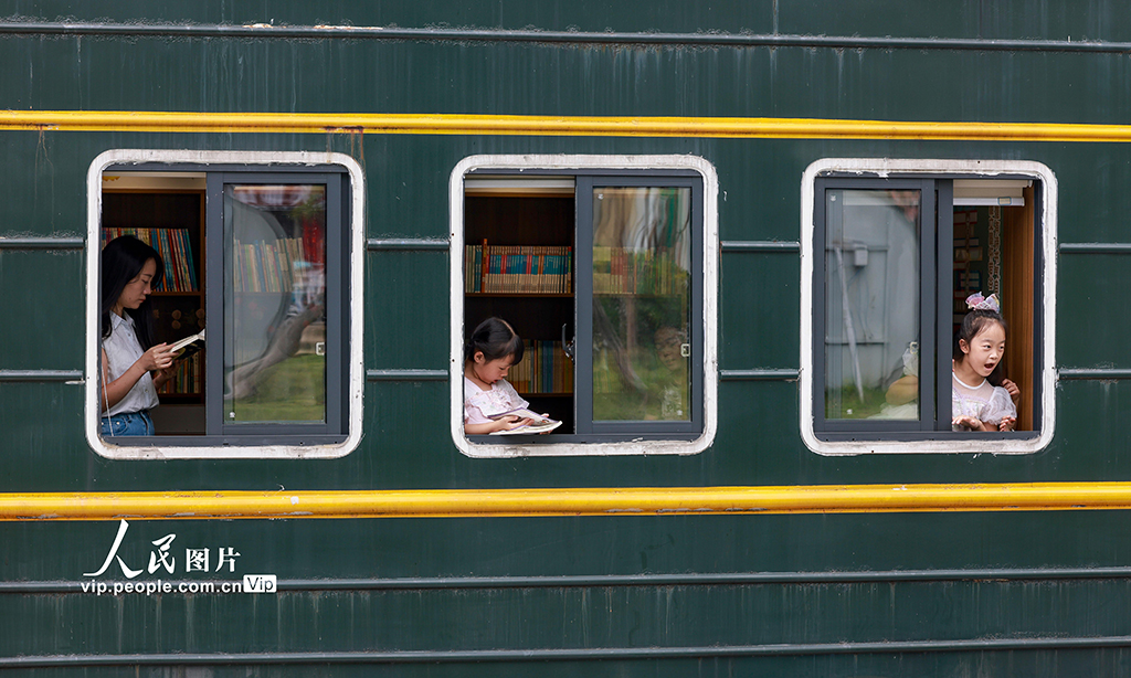 「列車読書室」で読書を満喫　貴州省玉屏