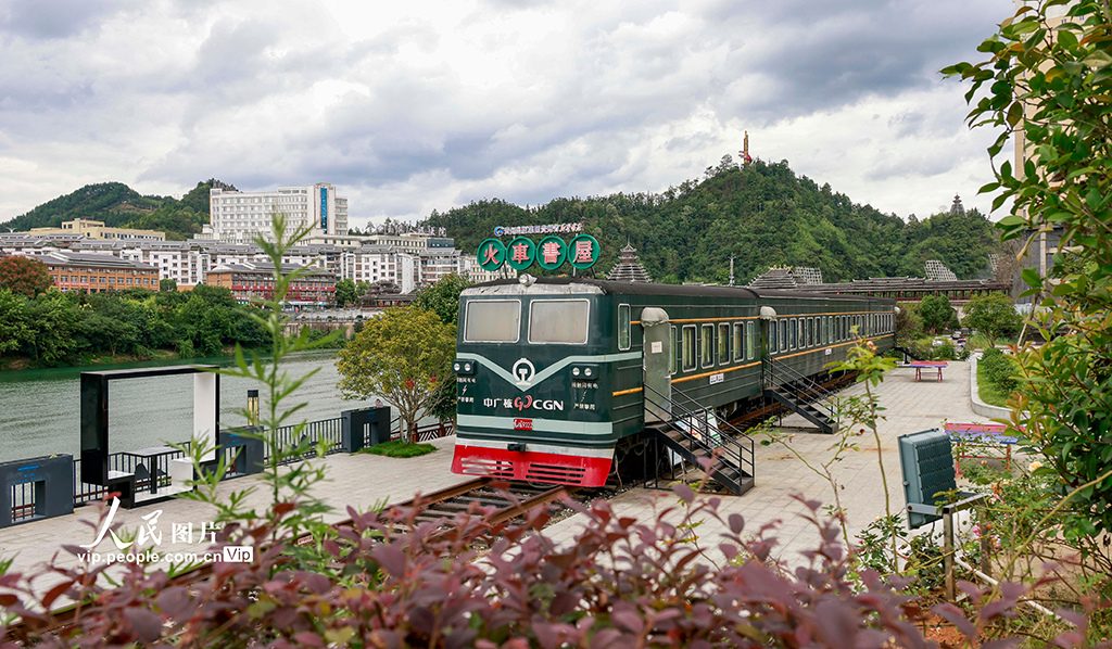 「列車読書室」で読書を満喫　貴州省玉屏