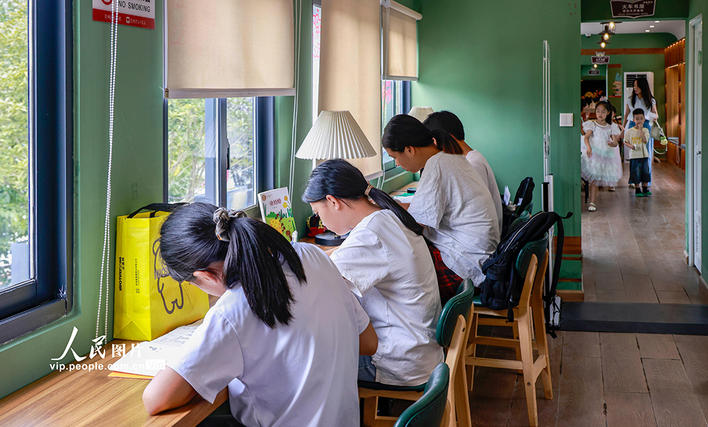 「列車読書室」で読書を満喫　貴州省玉屏