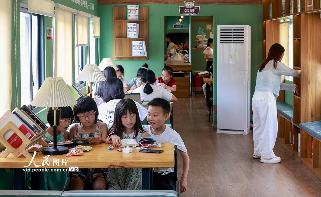 「列車読書室」で読書を満喫　貴州省玉屏