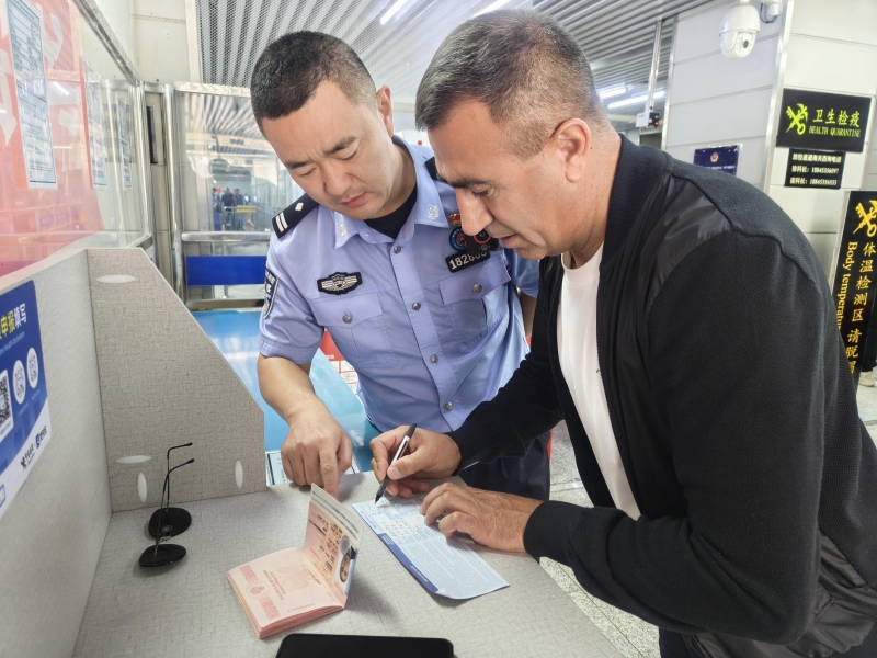 入國(guó)手続きをするアバスノフ?ガラさん（寫真提供?取材対象機(jī)関）。