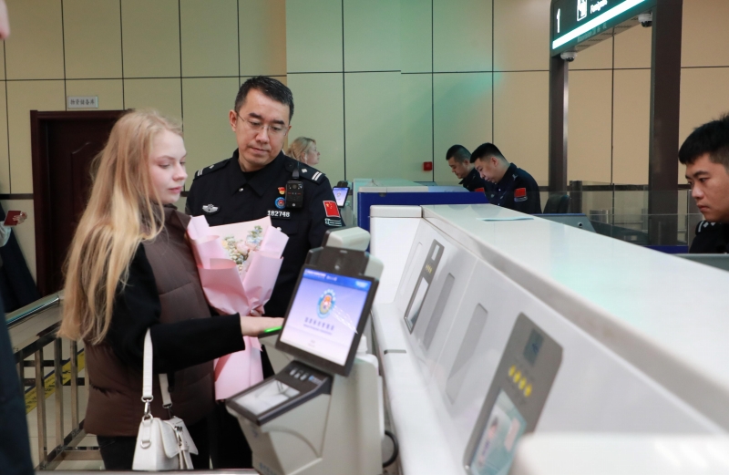 黒河出入國(guó)検査所から入國(guó)した観光客（畫像提供：取材先）。