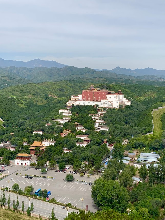 避暑山荘より普陀宗乗之廟を望む