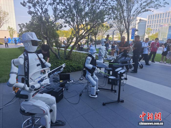 9月15日、長沙で開幕した2025インターネット岳麓大會で、楽器を演奏する人型ロボット。撮影?唐小晴