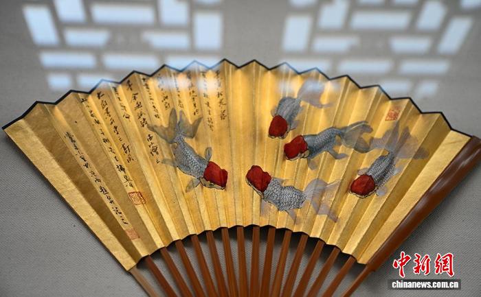特別展で展示された金魚の描かれた扇子（撮影?史春陽）。