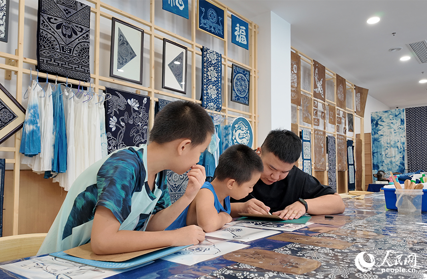 無形文化遺産を體験する男の子たち（撮影?黃卓）。