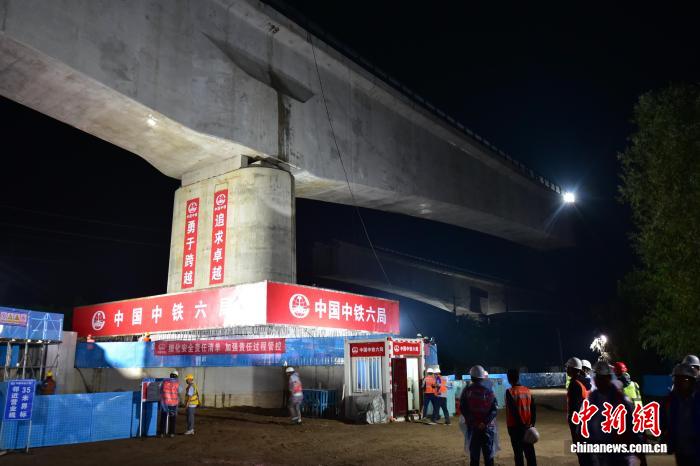 雄商高速鉄道?雄安ターミナルの「津保鉄道」を跨ぐ旋回橋の旋回が成功