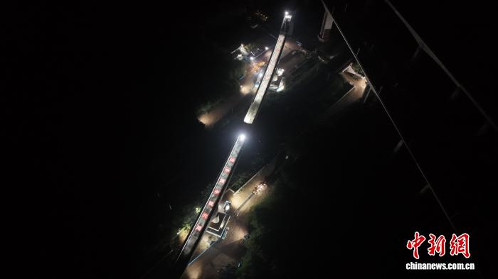 雄商高速鉄道?雄安ターミナルの「津保鉄道」を跨ぐ旋回橋の旋回が成功