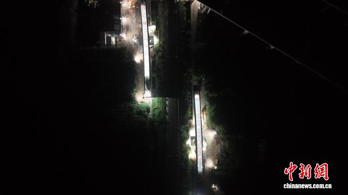 雄商高速鉄道?雄安ターミナルの「津保鉄道」を跨ぐ旋回橋の旋回が成功